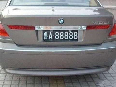 浙江这辆奔驰走到哪里都不怕，车牌比5个8还屌