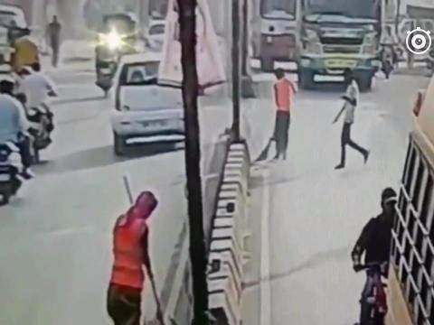 环卫工在马路边扫地遭大巴撞击碾压，看完挺心酸的！