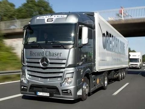 看看奔驰的大货车，外观超霸气，内饰奢华如豪车，不愧三百多万！