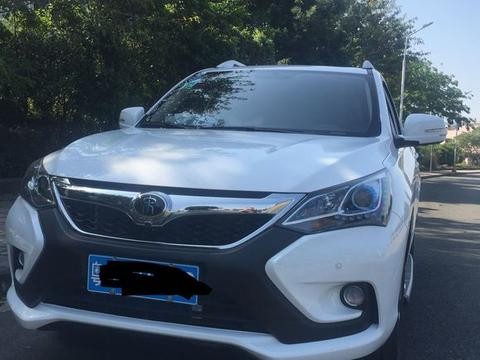 一美女把十万元比亚迪宋改成这样，网友们都大赞有才