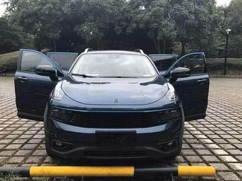 首提新款SUV领克01的车主评价道：就是换了车标的沃尔沃