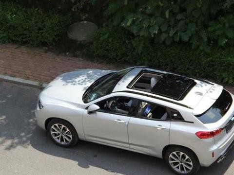 小区又添辆新车，近20万落地，车主打开车门这内饰不比路虎差