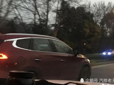 南京车友下班偶遇比亚迪唐二代燃油版 侧面看起来充满力量！