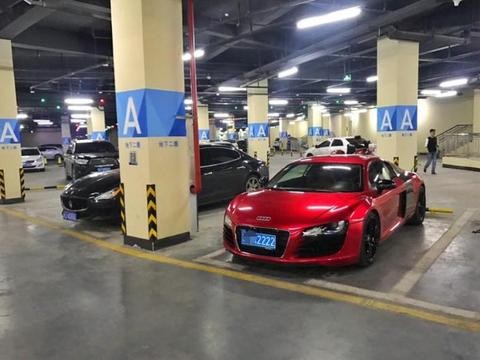 奥迪跑车开7年之久, 车主坦言看到邻居劳斯莱斯的车牌号码很无奈