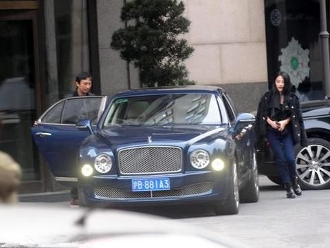 两人都是首富的儿子，但在座驾方面，差别真是天壤之别！！