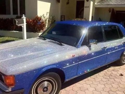 全车贴钻石的奔驰，价格翻320倍，摸一下就要6800万