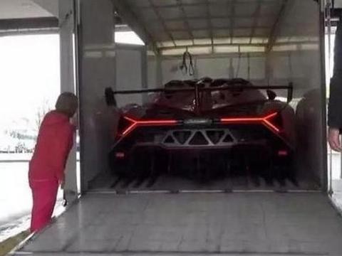 全新超跑到店，经理命令员工卸车只能摸轮胎，这车实在太贵了