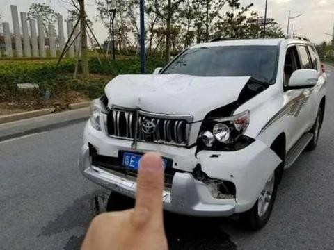丰田霸道和路虎相比那就是纸老虎 一撞成名