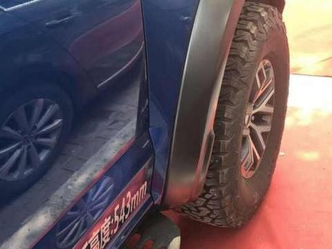 朋友新店开业，请来两辆豪车助阵，但行人路过说这排场不值一提