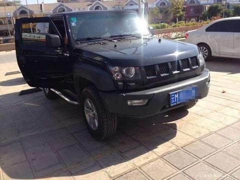 北汽BJ40被追尾，车身被撕裂，网友：这质量没谁了