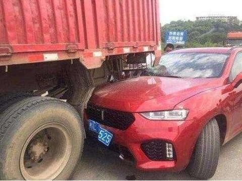 长城VV7高速路上追尾货车司机险丧命 车主：油耗高却能救命