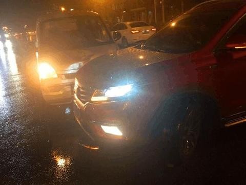 五菱宏光正面对撞荣威RX5，看完保险杠，车主：这质量咋说好呢