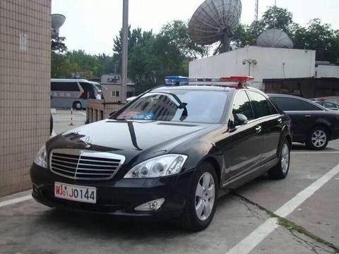 街头现身价值百万的奔驰公务车, 网友: 既奢华又低调的行政座驾