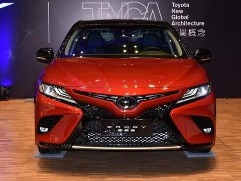 丰田终于“张开大嘴”！燃油混动一起上，誓要“吞”了雅阁迈腾