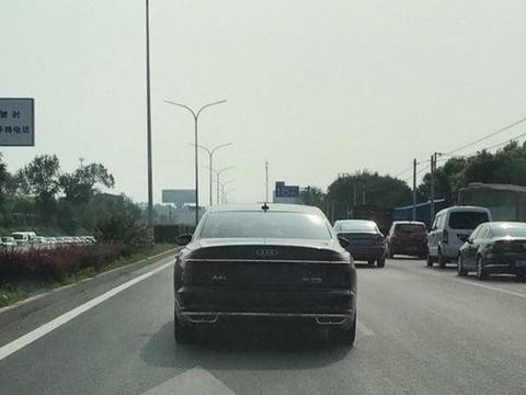 路遇辆新车，尾部有A8L的字样，看这个气势完胜迈巴赫S级