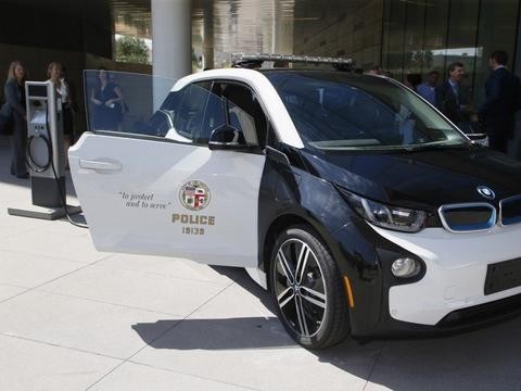洛杉矶警察花1000万租100台宝马i3 竟然成为女警官“美甲”用车