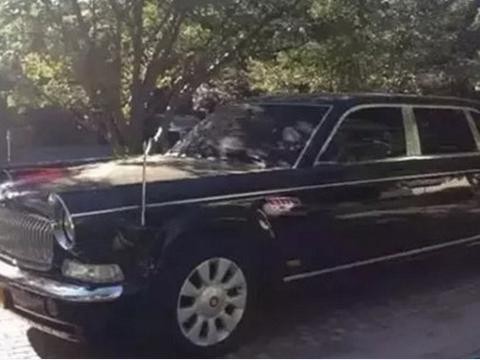 小区停了辆车，虽然还没有幻影贵，但车主一定是小区最有钱的