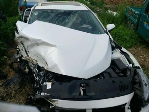 本田思域被撞断轴直接作废 网友: 现在卖二手都不值钱！