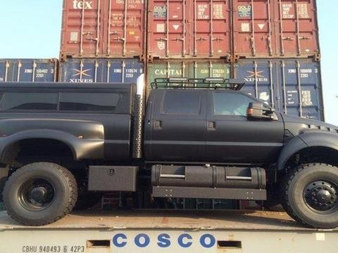 小伙花200万买了一辆皮卡，开回家后发现没地方停车！