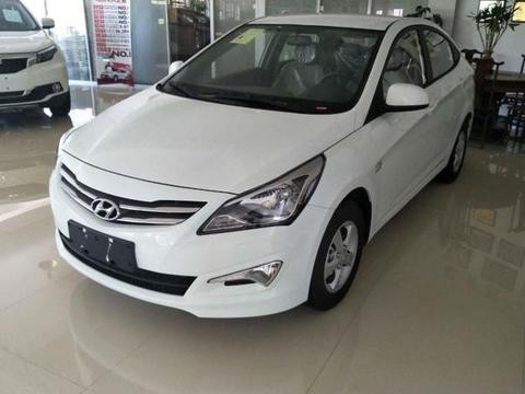 8万多买辆低配合资车，车主跑出店里贴假天窗，的确是引人发笑