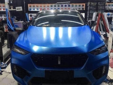 女子首提魏派VV7，花费1万贴膜，黑色变冰蓝色帅到窒息！