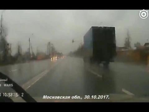 马路中间燃起大火，回放监控令人害怕！