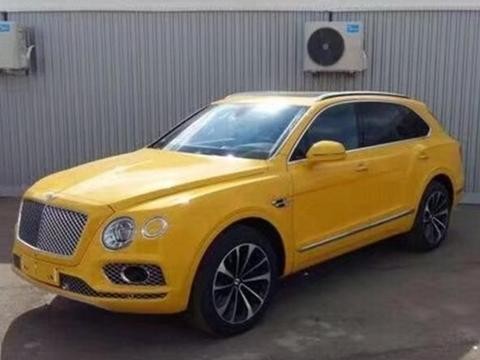 港口进来一辆448万元宾利添越豪华SUV