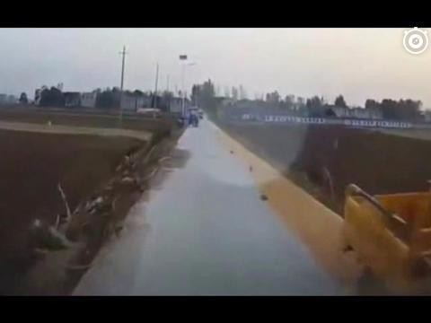 男子为了不撞到小车，无奈的选择撞向了三轮车！