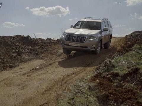 2018款丰田普拉多最新越野实拍