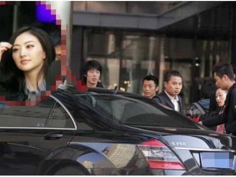 同样是大美女，豪车如云，看完就明白景甜的背景有多硬？