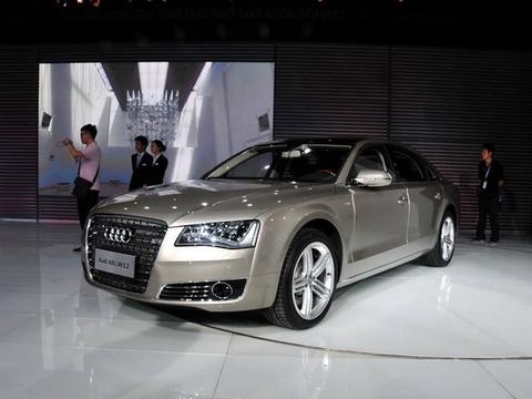 奥迪又大红大紫！A8L门一开，蹦出6块大屏，车灯更是玩到家了！