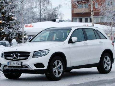 奔驰GLC小改款大曝光，头尾灯进行了重新设计，触控变简洁