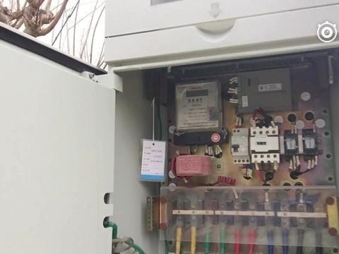 投入巨大成本 却建成了这么奇葩的充电桩 让我怎么充电