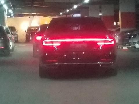 停车场偶遇18款奥迪A8L，当贯穿式尾灯亮起颜值爆表，7系S级害怕