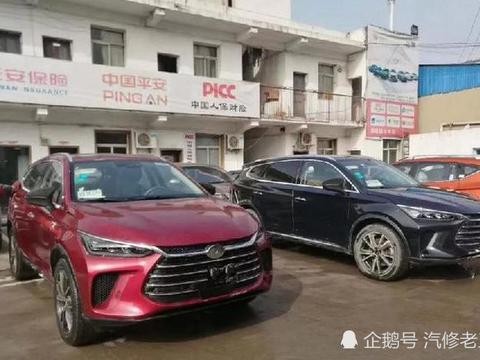 比亚迪2018款红色和黑色唐二代同在4S店洗车，线条流畅帅到掉渣