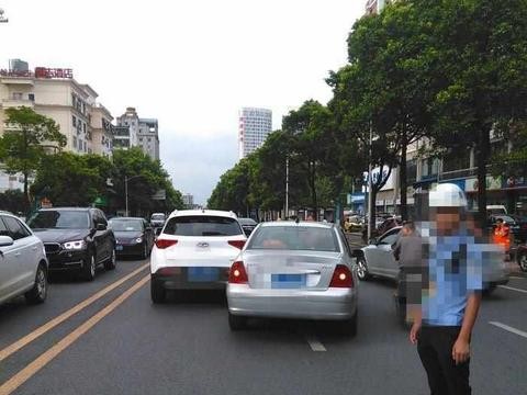 刚上路的奇瑞瑞虎7就遭标致307追尾, 这一撞, 撞出了国产车的骄傲