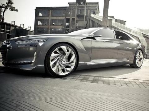 车长5米3，卷土重来，踩着宝马7系，瞬感迈巴赫降一档！