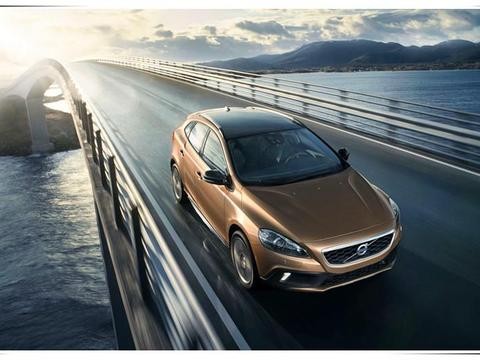 沃尔沃V40与奥迪碰撞险被肢解, 最安全汽车称号遭质疑!