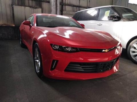 天津港某仓库实拍，雪佛兰大黄蜂，科迈罗2017款 2.0T加版 红/黑