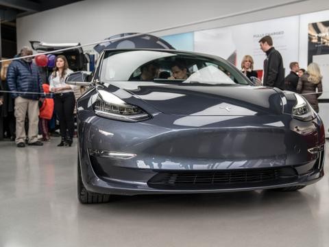 特斯拉 Model 3 的量产车实拍图，太漂亮了