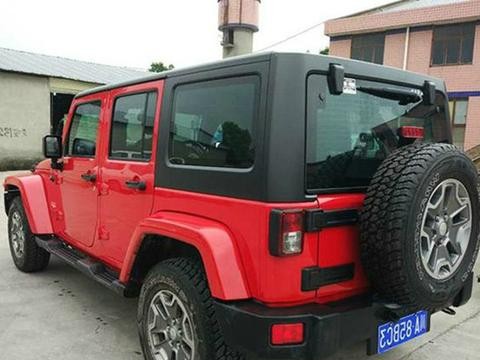 车主花48万买辆牧马人，后又花20万进行改装，看起来十分野性