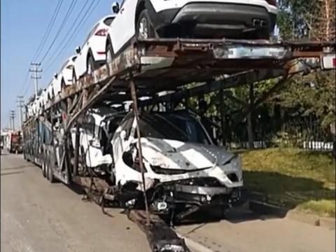 挂车底盘断裂，一车奔驰GLC损毁，4S店：统统五折出售