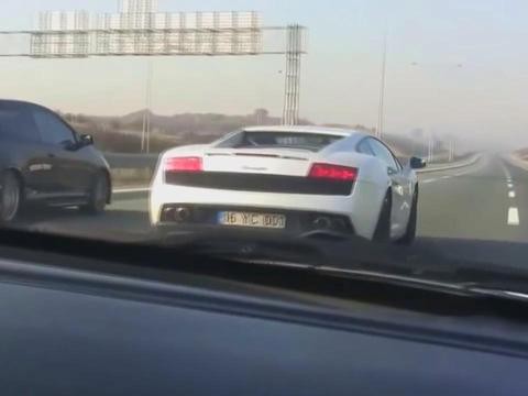 思域高速遭遇兰博基尼挑衅, 结果一脚油让超跑车主当场傻眼