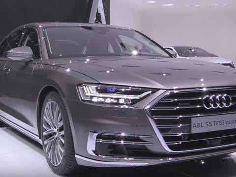 奥迪又大红大紫！A8L门一开，蹦出6块大屏，车灯更是玩到家了！