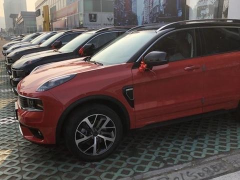 22.9万买领克01劲红Pro：回家巧遇保时捷macan，两车主会心一笑