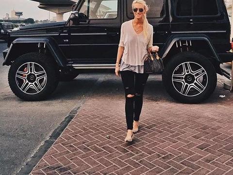 美女开奔驰G500 4X42参加同学聚会, 到了才知道什么叫成功人士!