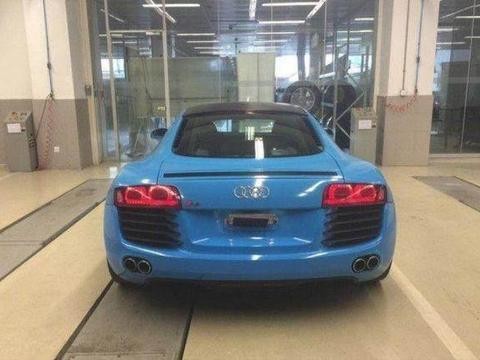 小伙提奥迪R8送女友,车主把车标换成了五菱宏光女友看到高兴坏了