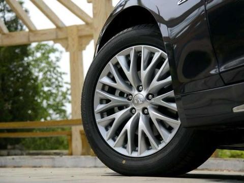 进口V6发动机，标配电吸门＋全LED大灯，降6万，奥迪A6L不好过