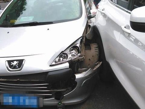 刚上路的奇瑞瑞虎7就遭标致307追尾, 这一撞, 撞出了国产车的骄傲