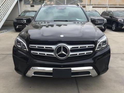 2017款奔驰GLS450时尚的外观设计，强劲的动力性能